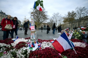 Pessoas prestam homenagem &agrave;s v&iacute;timas dos ataques de 13 de novembro, em Paris, no dia 2 de dezembro de 2015