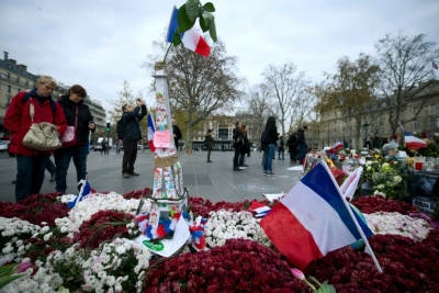 Pessoas prestam homenagem &agrave;s v&iacute;timas dos ataques de 13 de novembro, em Paris, no dia 2 de dezembro de 2015