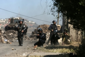 For&ccedil;as de seguran&ccedil;a israelenses s&atilde;o vistas em Kfar Qaddum, na Cisjord&acirc;nia ocupada, no dia 29 de abril de 2016