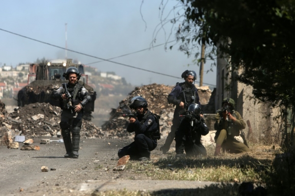 For&ccedil;as de seguran&ccedil;a israelenses s&atilde;o vistas em Kfar Qaddum, na Cisjord&acirc;nia ocupada, no dia 29 de abril de 2016