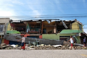 Moradores passam por casa destru&iacute;da na passagem do tuf&atilde;o Melor na cidade de Bulan