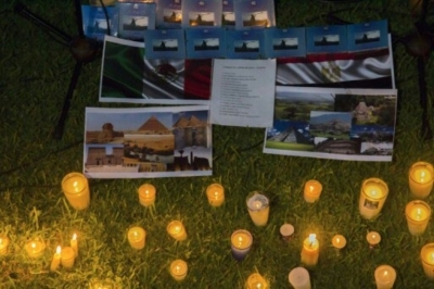 (Arquivo) Velas acesas em Guadalajara, M&eacute;xico, por parentes dos turistas mortos