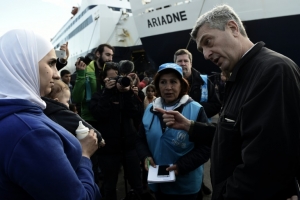 Grandi conversa com refugiados s&iacute;rios na ilha grega de Lesbos