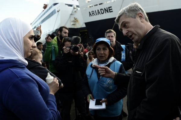Grandi conversa com refugiados s&iacute;rios na ilha grega de Lesbos