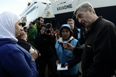 Grandi conversa com refugiados s&iacute;rios na ilha grega de Lesbos