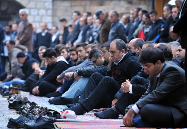 Mu&ccedil;ulmanos rezam em frente a uma mesquita de Sarajevo, B&oacute;snia