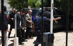 O ex-vice-presidente da Fifa, o uruguaio Eugenio Figueredo (jaqueta marrom) chega &agrave; corte de Montevid&eacute;u, 24 de dezembro, 2015