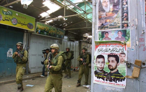 Soldados israelenses na Cisjord&acirc;nia ocupada em 24 de junho de 2004