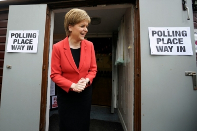(5 mai) Nicola Sturgeon deixa um centro de vota&ccedil;&atilde;o em Glasgow