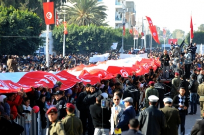 (Arquivo) Tunisianos s&atilde;o vistos nas ruas durante a Primavera &Aacute;rabe, em Sidi Bouzid, no dia 17 de dezembro de 2011