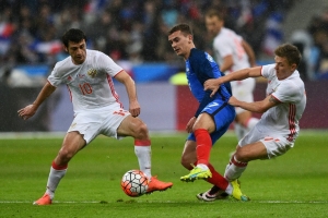 Destaque da sele&ccedil;&atilde;o russa, Alan Dzagoev (E) marcou o gol do t&iacute;tulo do CSKA (foto de arquivo do dia 29 de mar&ccedil;o, em Saint-Denis)