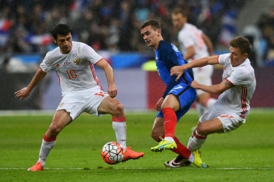 Destaque da sele&ccedil;&atilde;o russa, Alan Dzagoev (E) marcou o gol do t&iacute;tulo do CSKA (foto de arquivo do dia 29 de mar&ccedil;o, em Saint-Denis)