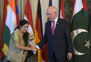 A chanceler indiana, Sushma Swaraj, e o conselheiro paquistan&ecirc;s de Rela&ccedil;&otilde;es Exteriores, Sartaj Aziz, em Islamabad, no dia 9 de dezembro de 2015