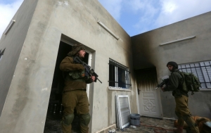 For&ccedil;as de seguran&ccedil;a israelenses guardam a casa da testemunha palestina do inc&ecirc;ndiio criminoso cometido por extremistas judeus