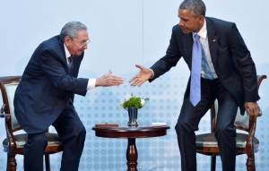 O presidente dos Estados Unidos, Barack Obama (D), e o presidente cubano, Ra&uacute;l Castro, durante a C&uacute;pula das Am&eacute;ricas na Cidade do Panam&aacute; em 11 de abril de 2015