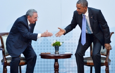 O presidente dos Estados Unidos, Barack Obama (D), e o presidente cubano, Ra&uacute;l Castro, durante a C&uacute;pula das Am&eacute;ricas na Cidade do Panam&aacute; em 11 de abril de 2015