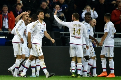 Jogadores do Lyon comemoram gol durante partida contra Troyes, em D&eacute;cines-Charpieu, perto de Lyon, no dia 9 de janeiro de 2016