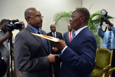 O presidente interino do Haiti, Jocelerme Privert (direita), e o presidente do Conselho Eleioral Provis&oacute;rio, Leopold Berlanger (esquerda), em Porto Pr&iacute;ncipe em 30 de maio de 2016