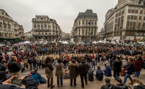 Belgas se re&uacute;nem na Pra&ccedil;a da Bolsa, no centro de Bruxelas, em 24 de mar&ccedil;o de 2016