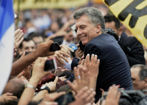 O presidente argentino, Mauricio Macri, cumprimenta partid&aacute;ris, em Buenos Aires, no dia 1&ordm; de mar&ccedil;o de 2016