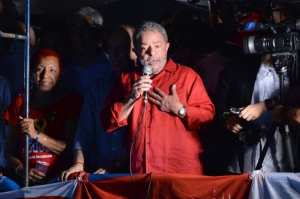 O ex-presidente Lula discursa durante manifesta&ccedil;&atilde;o, em S&atilde;o Paulo, no dia 18 de mar&ccedil;o de 2016