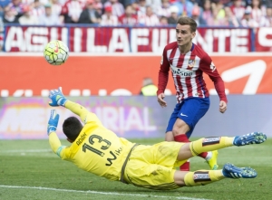 Griezmann (D) anotou dois gols na vit&oacute;ria do Atl&eacute;tico, em 2 de abril, em Madri