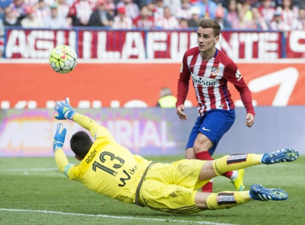 Griezmann (D) anotou dois gols na vit&oacute;ria do Atl&eacute;tico, em 2 de abril, em Madri