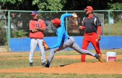 Jogadores do time nacional de beisebol de Cuba participam de treino, em Havana, no dia 13 de mar&ccedil;o de 2016