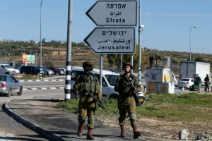 Soldados israelenses mataram nesta sexta-feira na Cisjord&acirc;nia ocupada uma palestina que atropelou um deles com um carro, informou o ex&eacute;rcito israelense.