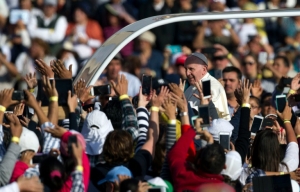 Fi&eacute;is mexicanos recebem o papa Francisco, na Cidade do M&eacute;xico, em 13 de fevereiro de 2016