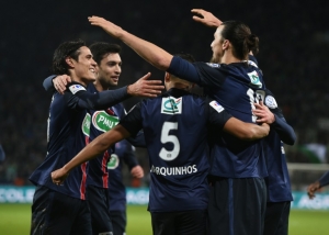 Jogadores do Paris Saint-Germain comemoram durante partida contra o Saint-Etienne, na casa do rival, em 2 de mar&ccedil;o de 2016