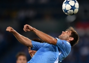 O meia b&oacute;snio Senad Lulic, da Lazio, em Roma, no dia 18 de agosto de 2015