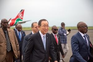 Ban Ki-Moon (c) desembarca no aeroporto de Bujumbura