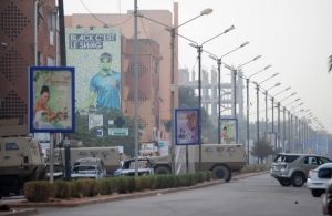 Ve&iacute;culos incendiados nos arredores do hotel Splendid em Burkina Faso ap&oacute;s ataque