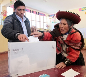 Uma mulher ind&iacute;gena deposita seu voto na urna, em Urubamba, no dia 5 de 2016