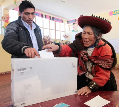 Uma mulher ind&iacute;gena deposita seu voto na urna, em Urubamba, no dia 5 de 2016