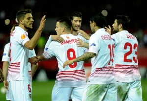 Jogadores do Sevilla comemoram gol durante partida contra o Molde FK, em Sevilha, no dia 18 de fevereiro de 2016