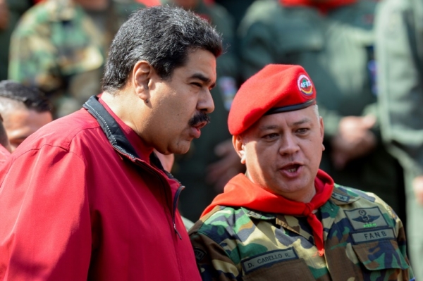 (Fevereiro) O presidente venezuelano, Nicol&aacute;s Maduro (e), e o n&uacute;mero dois do chavismo, Diosdado Cabello, em Caracas