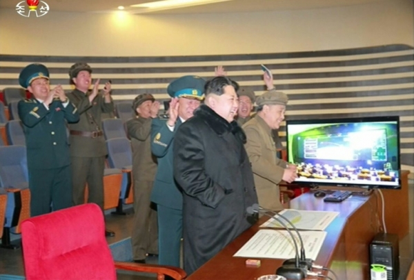 (Reprodu&ccedil;&atilde;o de TV) O l&iacute;der norte-coreano, Kim Jong-Un, assiste ao lan&ccedil;amento do foguete