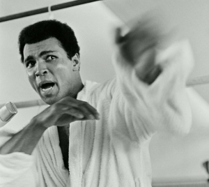 Muhammad Ali em 27 de outubro de 1974 em Kinshasa durante uma entrevista coletiva antes de uma luta com George Foreman