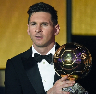Lionel Messi recebe a Bola de Ouro da Fifa, em Zurique, no dia 11 de janeiro de 2016