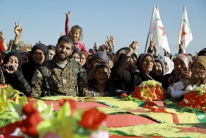 Curdos s&iacute;rios participam de funeral de combatentes que morreram durante confronto com membros do grupo Estado Isl&acirc;mico (EI), em Qamishli, S&iacute;ria, no dia 18 de fevereiro de 2016