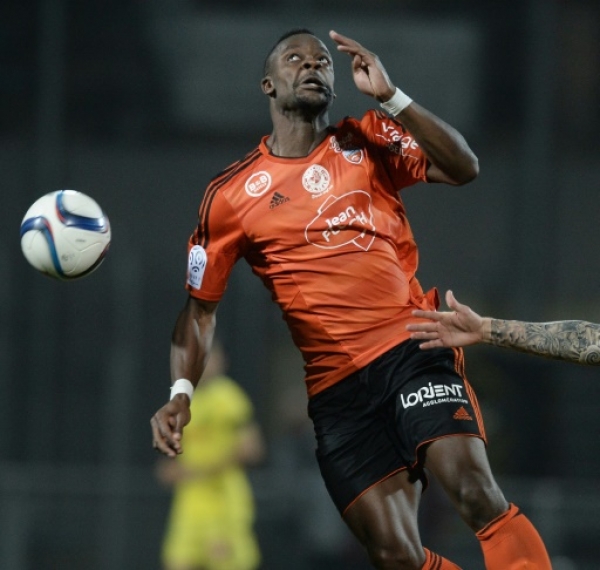 Lorient's French Ivorian defender Lamine Kone (L) vies with Nantes' Argentinian forward Emiliano Sala during the French L1 football match between Lorient and Nantes on December 19, 2015 at the Moustoir stadium in Lorient, western France. AFP PHOTO / JEAN-SEBASTIEN EVRARD