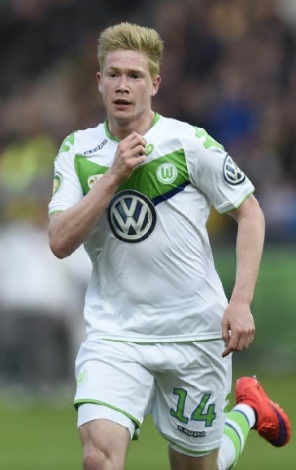 (FILES) A photo taken on May 30, 2015 in Berlin, shows Wolfsburg's Belgian midfielder Kevin De Bruyne celebrating scoring during the German Cup DFB Pokal final football match against Dortmund. Kevin de Bruyne will play on August 22 against FC Cologne as Wolfsburg's sports directer Klaus Allofs states on august 20, 2015 rejecting rumours of a transfer of de Bruyne to Manchester City. AFP PHOTO / ODD ANDERSEN