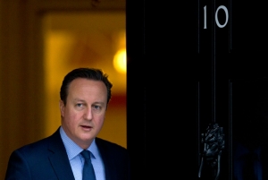 O premier brit&acirc;nico, David Cameron, ao sair da Downing Street
