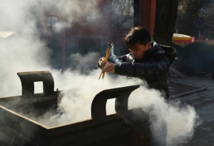 Chin&ecirc;s queima incenso nas comemora&ccedil;&otilde;es do Ano Novo Lunar, durante o qual aconteceu o epis&oacute;dio com o beb&ecirc; que reviveu