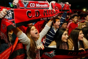 (Arquivo) Torcedores do Mirand&eacute;s comemoram gol do time durante partida contra o Ebro, no dia 7 de fevereiro de 2012