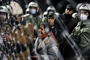 (3 dez) Mulher chora na fronteira entre Gr&eacute;cia e Maced&ocirc;nia Macedonia has restricted passage to northern Europe to only Syrians, Iraqis and Afghans who are considered war refugees. All other nationalities are deemed economic migrants and told to turn back. Over 1,500 people, mostly Indians, Moroccans, Bangladeshis and Pakistanis, are stuck on the border.