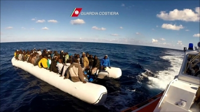 Refugiados s&atilde;o resgatados no Mediterr&acirc;neo na v&eacute;spera do Natal.