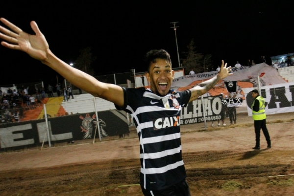 Lucca comemora a vit&oacute;ria sobre o Cobresal, em 17 de fevereiro, em El Salvador, no Chile